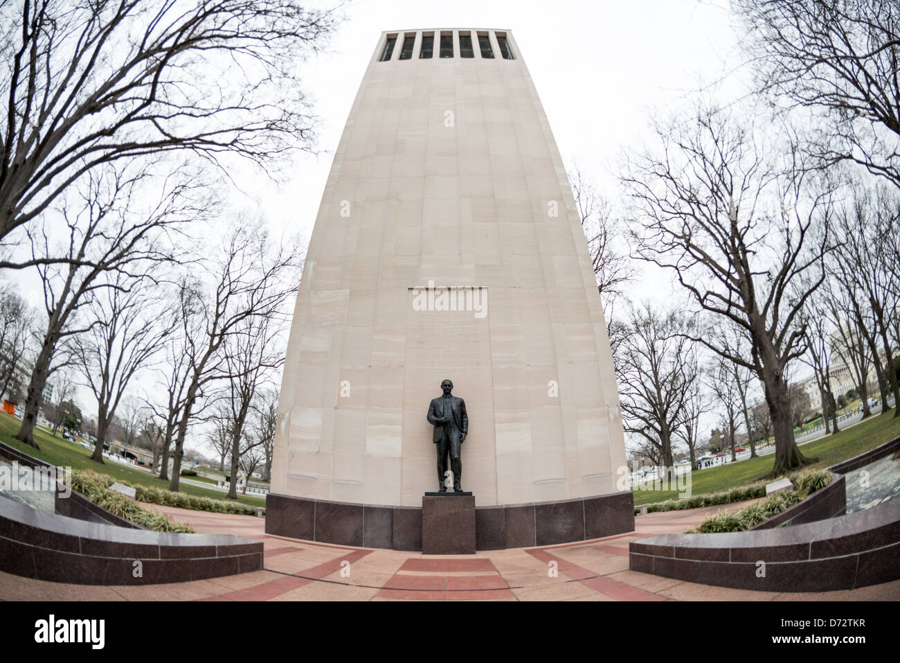 WASHINGTON DC, USA - Die Robert A. Taft Memorial und Glockenspiel ist der ehemalige US-Senator gewidmet und Sohn des Präsidenten William Howard Taft. Es wurde vom Architekten Douglas W. Orr konzipiert und besteht aus einer bronzenen Statue des Senators gegen einen 100 Meter hohen Turm, der das Glockenspiel. Es ist nur einen Block entfernt von der U.S. Capitol auf der Constitution Avenue in Washington DC entfernt. Stockfoto