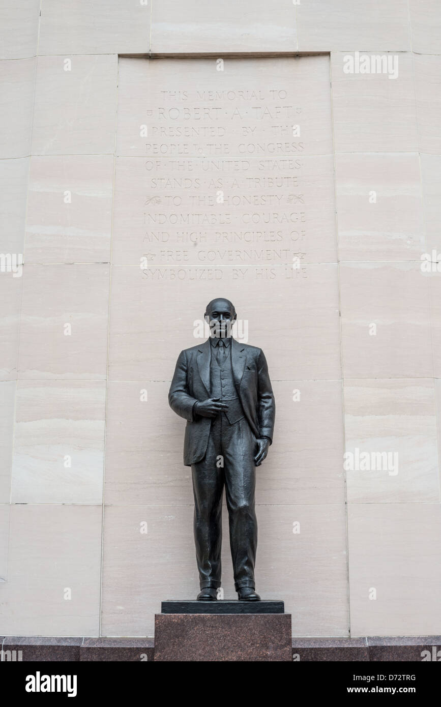 WASHINGTON DC, USA - Die Robert A. Taft Memorial und Glockenspiel ist der ehemalige US-Senator gewidmet und Sohn des Präsidenten William Howard Taft. Es wurde vom Architekten Douglas W. Orr konzipiert und besteht aus einer bronzenen Statue des Senators gegen einen 100 Meter hohen Turm, der das Glockenspiel. Es ist nur einen Block entfernt von der U.S. Capitol auf der Constitution Avenue in Washington DC entfernt. Stockfoto