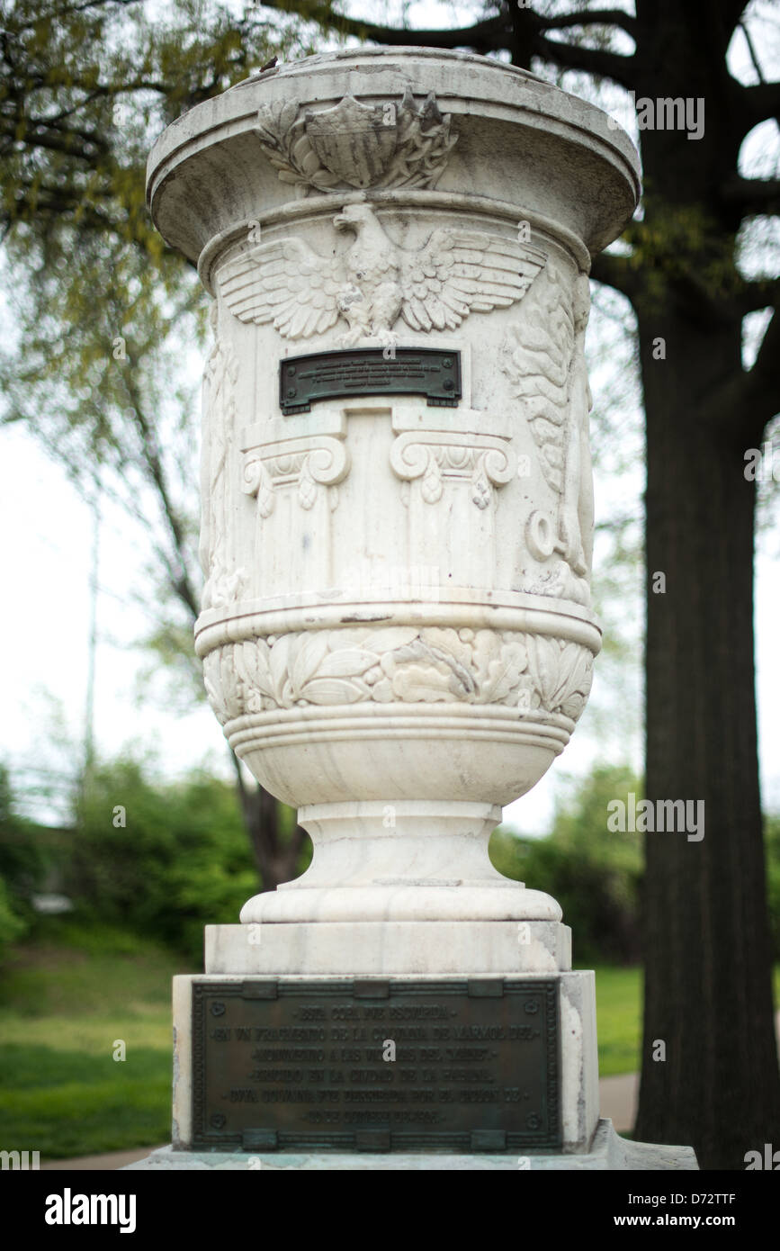 Cuban Friendship Urn East Potomac Park Washington DC // WASHINGTON DC – die Cuban Friendship Urn steht im East Potomac Park, ein Gedenkgeschenk aus Kuba zum Gedenken an die USS Maine. Die Urne aus Stein, die Präsident Calvin Coolidge 1928 überreicht hatte, ehrt amerikanische Seeleute, die 1898 bei der Versenkung der USS Maine im Hafen von Havanna starben. Die Urne repräsentiert die diplomatischen Beziehungen zwischen Kuba und den Vereinigten Staaten des frühen 20. Jahrhunderts. Stockfoto