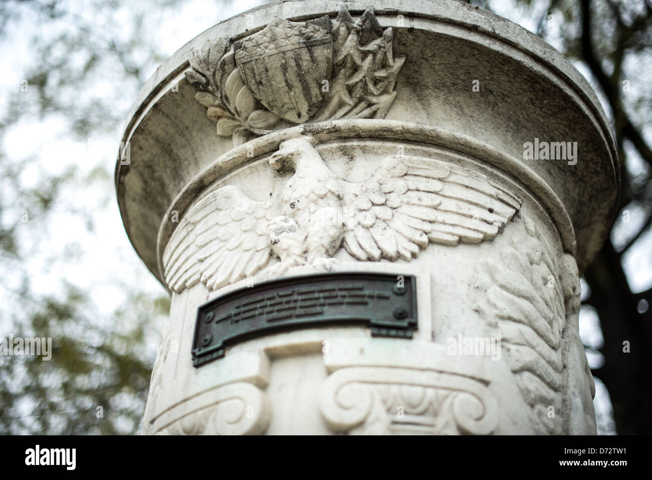 Cuban Friendship Urn Eagle and Shield Carving Washington DC // WASHINGTON DC – Detail eines Adlers und Schilds auf der Cuban Friendship Urn im East Potomac Park. Dieses amerikanische patriotische Symbol ist in den Stein der Gedenkstätte von 1928 gemeißelt, die an die USS Maine erinnert. Das dekorative Motiv spiegelt den diplomatischen Charakter dieses Geschenks von Kuba an die Vereinigten Staaten wider. Stockfoto