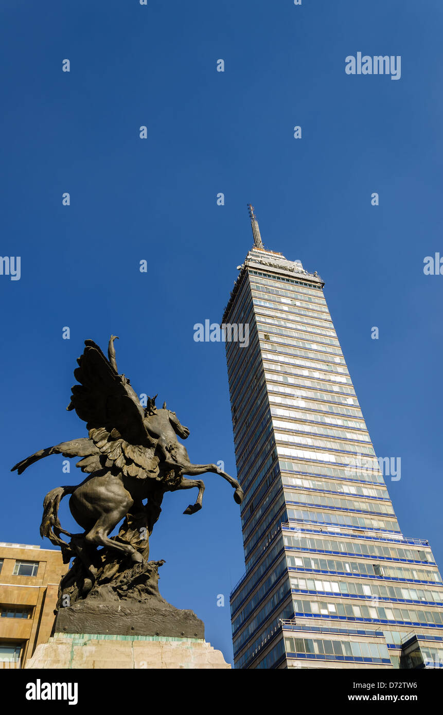 Latin American Tower, erste Wolkenkratzer in Mexiko-Stadt und statue Stockfoto