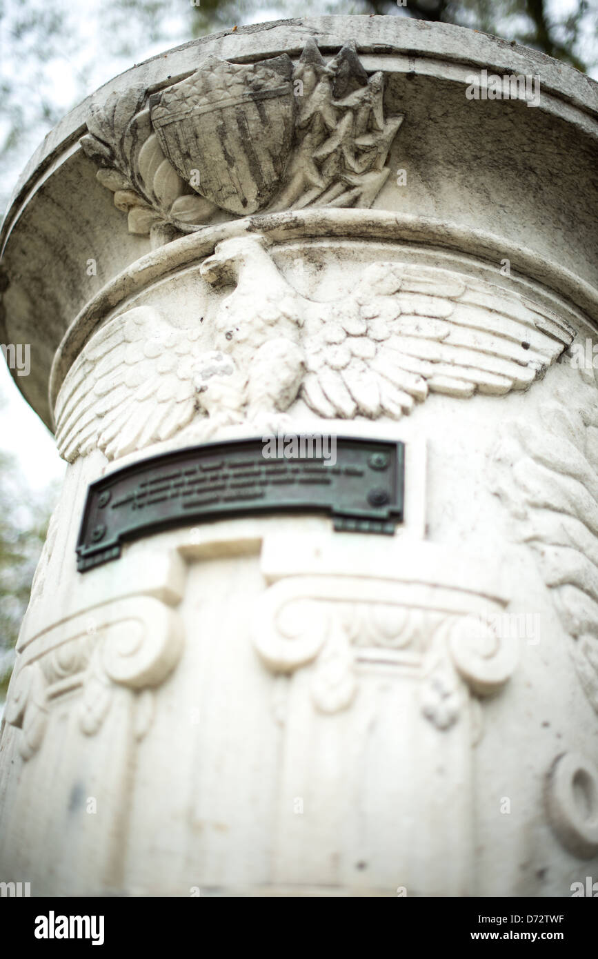 Cuban Friendship Urn Eagle and Shield Carving Washington DC // WASHINGTON DC – Detail eines Adlers und Schilds auf der Cuban Friendship Urn im East Potomac Park. Dieses amerikanische patriotische Symbol ist in den Stein der Gedenkstätte von 1928 gemeißelt, die an die USS Maine erinnert. Das dekorative Motiv spiegelt den diplomatischen Charakter dieses Geschenks von Kuba an die Vereinigten Staaten wider. Stockfoto