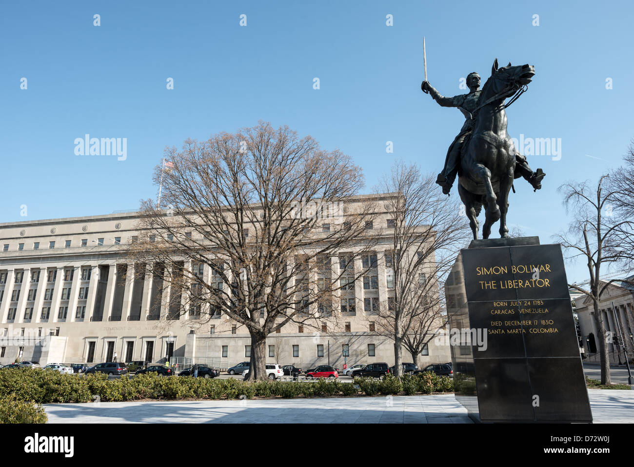 Simon Bolivar Statue Equestrian Washington DC // WASHINGTON DC – die Statue des Pferdes von Simon Bolivar steht vor dem Gebäude des US-Innenministeriums in Foggy Bottom. Das Denkmal wurde 1955 von dem Bildhauer Felix de Weldon als Geschenk Venezuelas errichtet. Die Bronzestatue zeigt den südamerikanischen Befreiungsführer zu Pferd vor dem Hintergrund des modernistischen Bundesgebäudes. Stockfoto
