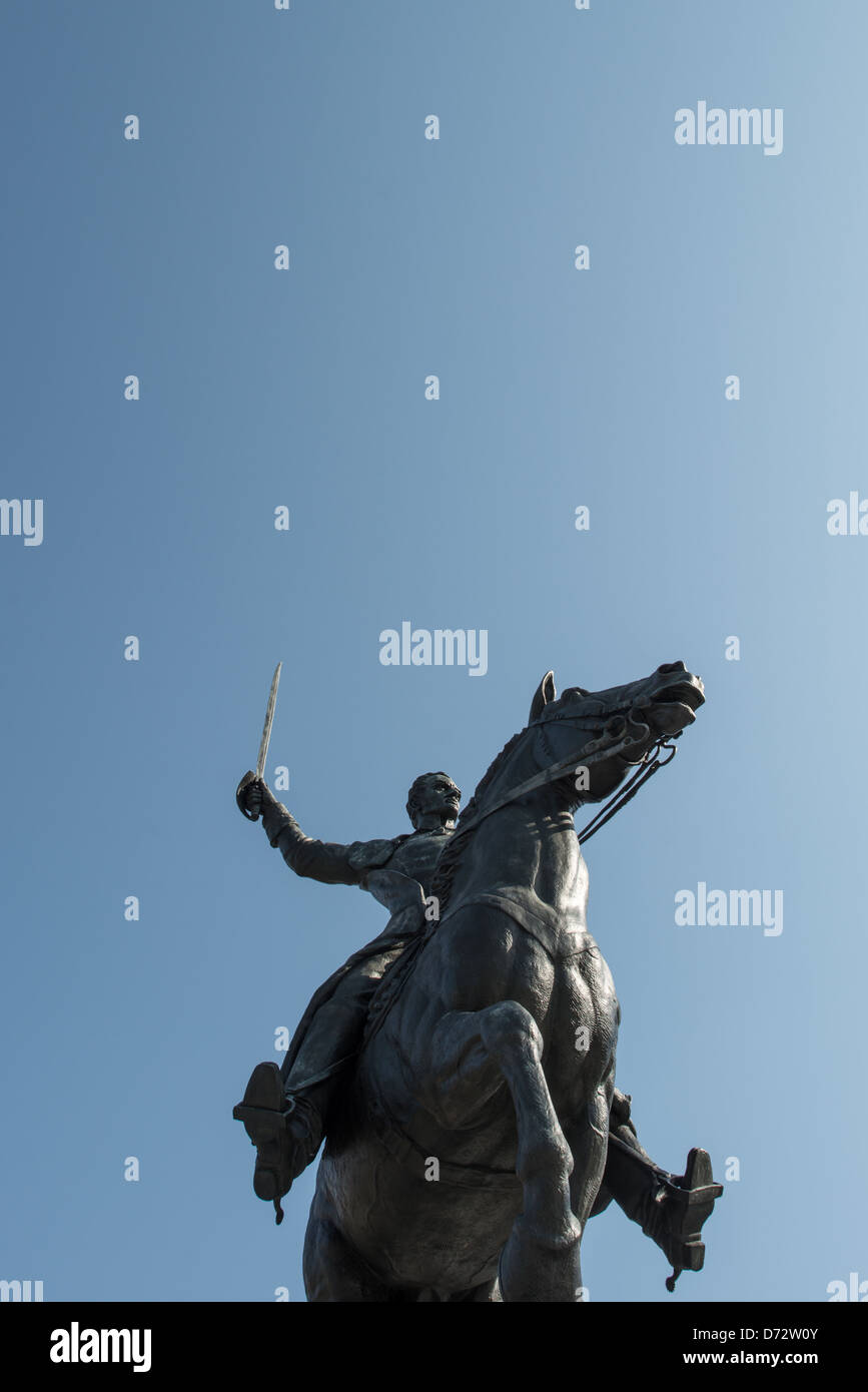 Simon Bolivar Equestrian Statue Washington DC // WASHINGTON DC – die Statue des Simon Bolivar steht vor dem Gebäude des US-Innenministeriums in Foggy Bottom. Das Denkmal wurde 1955 von dem Bildhauer Felix de Weldon als Geschenk Venezuelas errichtet. Die Bronzestatue zeigt den südamerikanischen Befreiungsführer zu Pferd vor dem Hintergrund des modernistischen Bundesgebäudes. Stockfoto