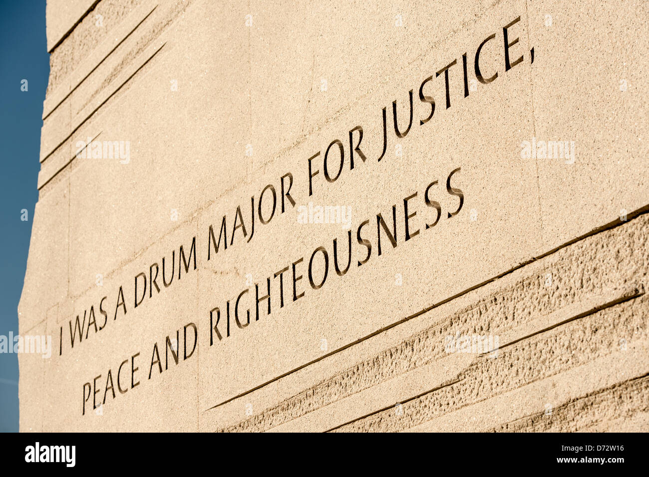 Martin Luther King Jr Memorial Drum Major Inschrift Washington DC // WASHINGTON DC – die umstrittene „Drum Major“ Inschrift im Martin Luther King Jr. Denkmal, das 2013 entfernt wurde. Das paraphrasierte Zitat, das Dr. Kings ursprüngliche Worte aus einer Predigt von 1968 abgeschnitten hatte, zog Kritik an der Veränderung der Bedeutung und des Tonus seiner Botschaft. Die Inschrift wurde später von der Granitoberfläche der Gedenkstätte entfernt. Stockfoto