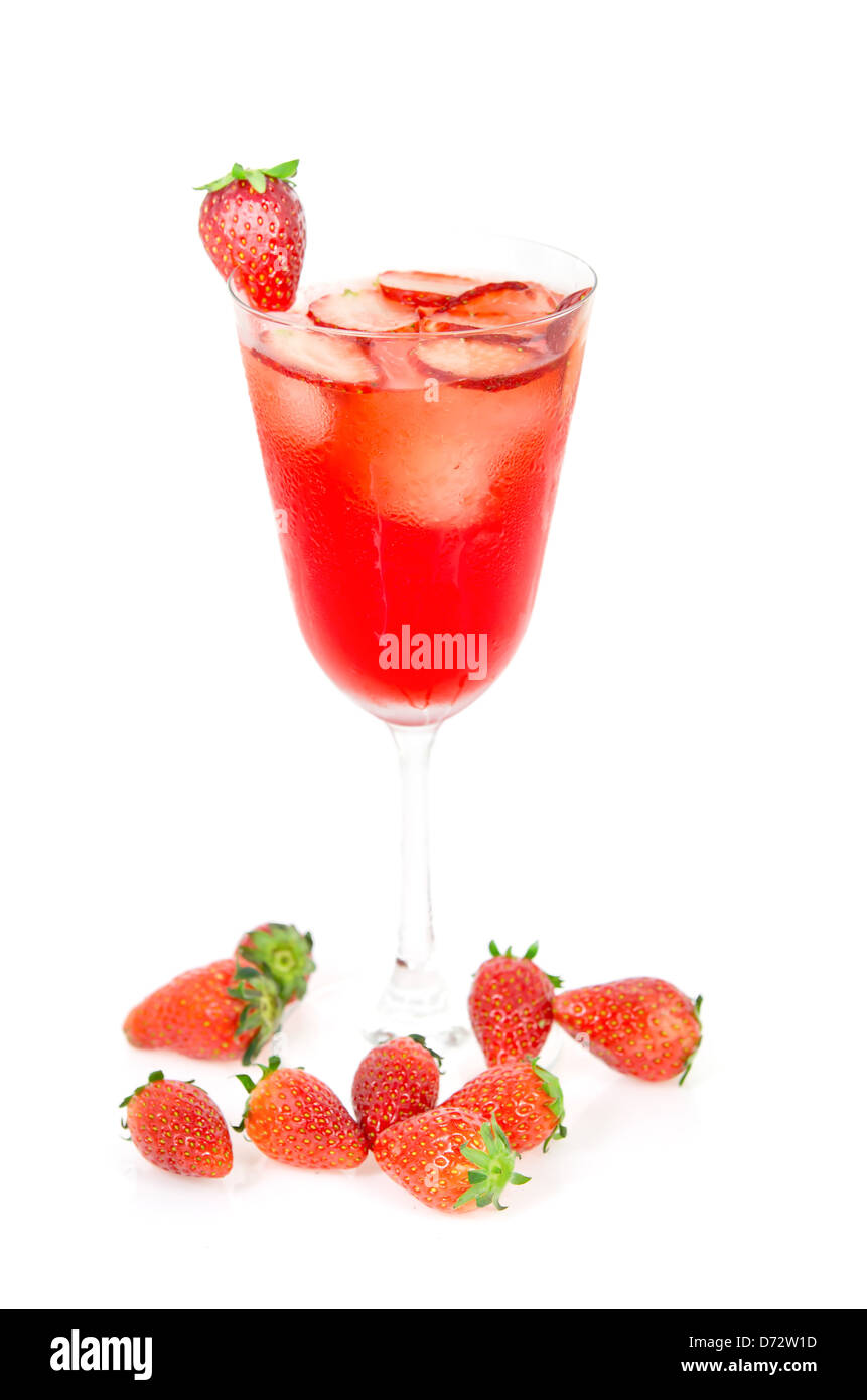 Hug Erdbeersaft serviert mit Scheiben Erdbeere und frischen Erdbeeren Stockfoto