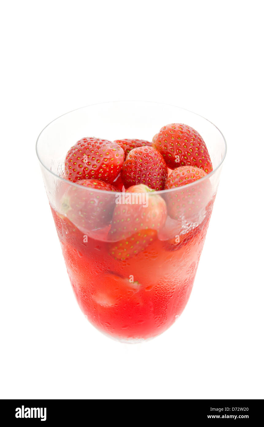 Eis Erdbeer Saft mit einer frischen Erdbeere im Glas serviert Stockfoto