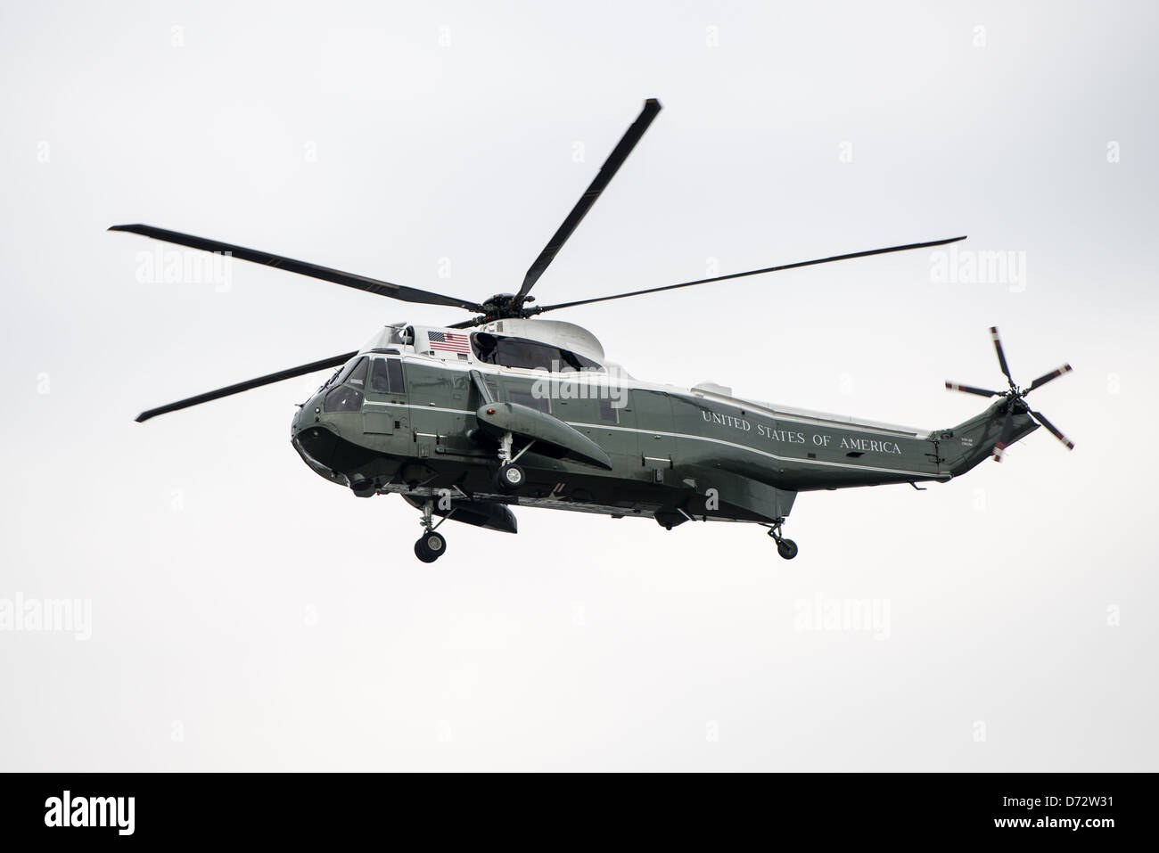 Marine One Helicopter Washington DC // WASHINGTON DC – Ein Sikorsky SH-3 Sea King Hubschrauber, Teil der HMX-1 'Nighthawks' Geschwader, fliegt über Washington DC gegen einen bewölkten Himmel. Dieses Flugzeug, das den Präsidenten der Vereinigten Staaten trägt, wird als Marine One bezeichnet und dient als wichtiger Bestandteil des Verkehrs und der Sicherheit des Präsidenten. Stockfoto