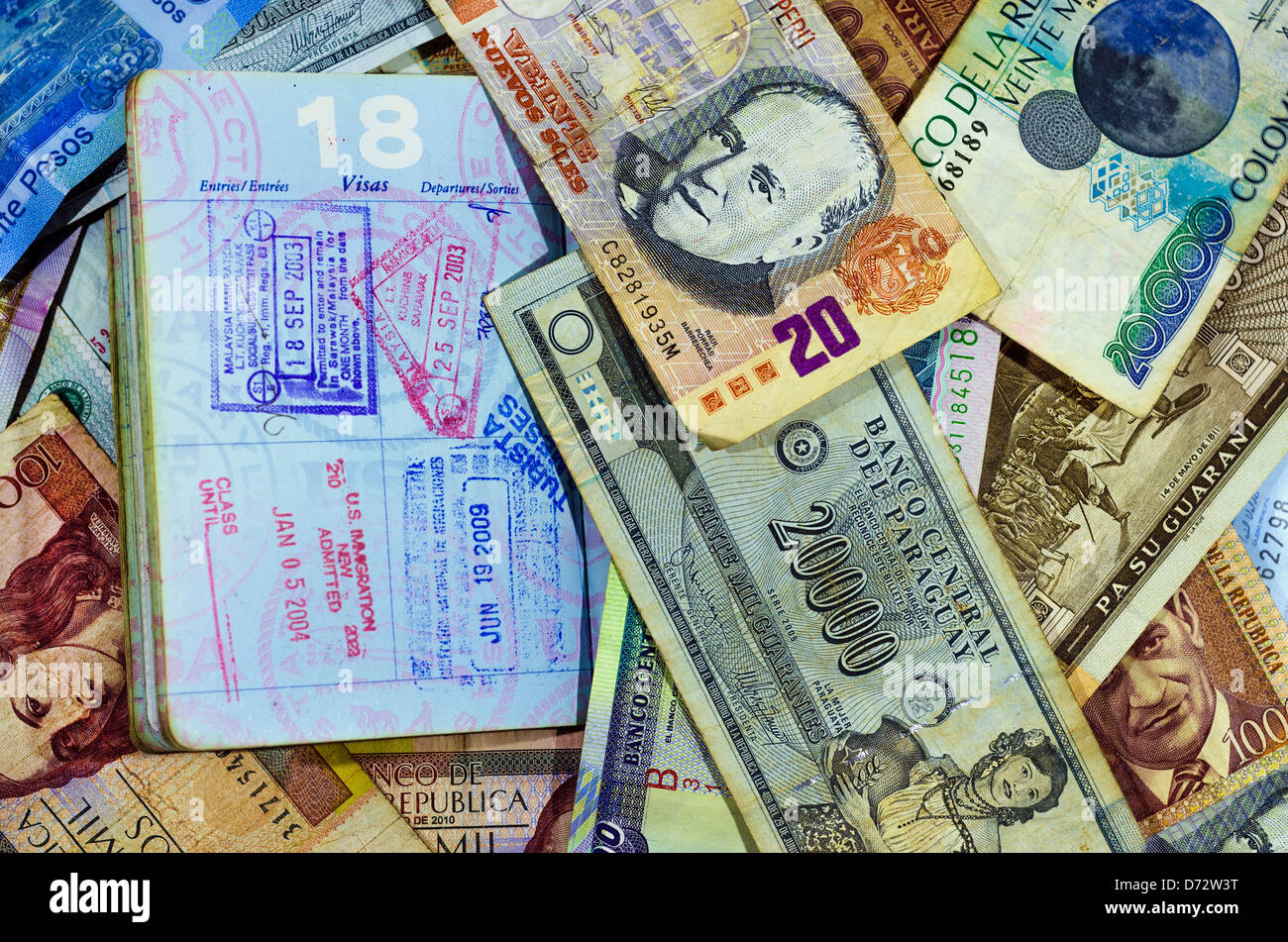 Passstempel mit verschiedenen lateinamerikanischen Währungen Stockfoto