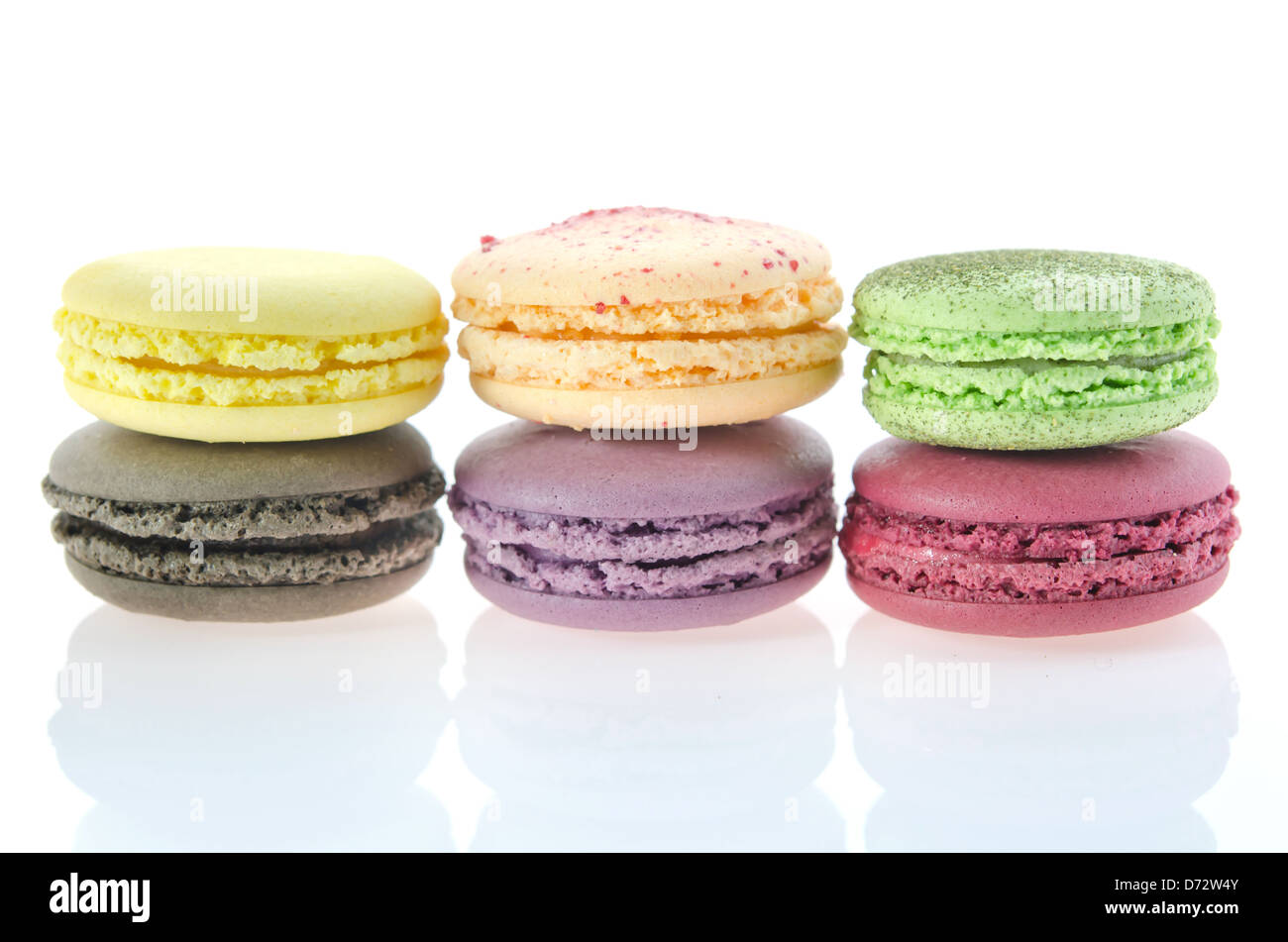 Bunte Makronen Stack auf weiß mit Reflexion Stockfotografie - Alamy