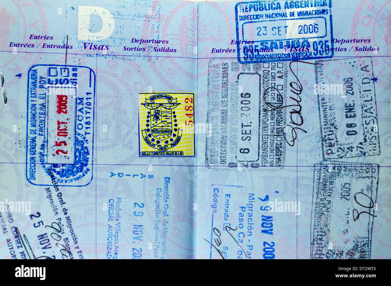 Detailansicht gut genutzte Pass Seiten und Briefmarken Stockfoto