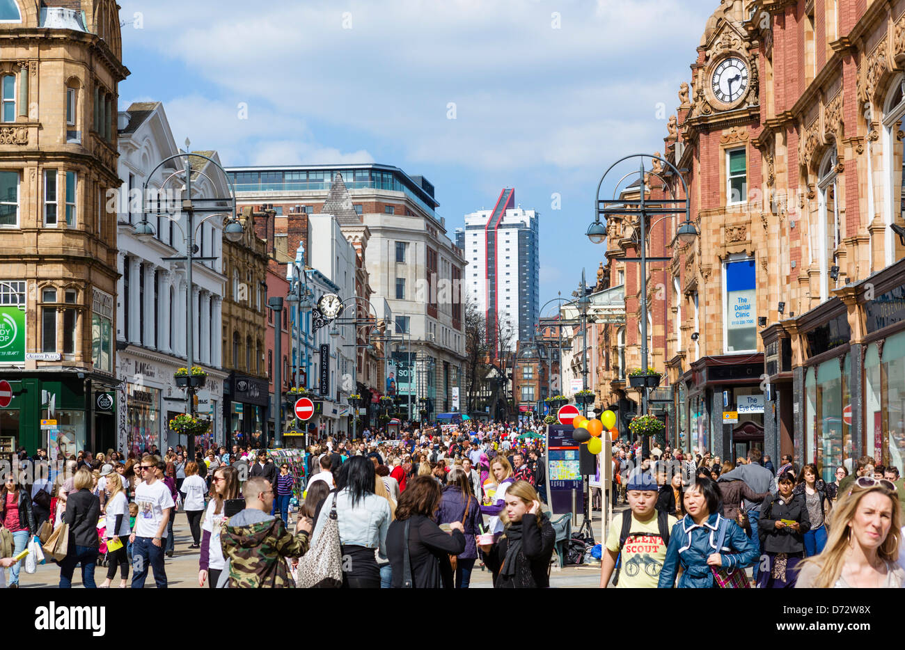 Voll Einkaufsstraße an einem Samstagmorgen, Briggate, Leeds, West Yorkshire, Großbritannien Stockfoto