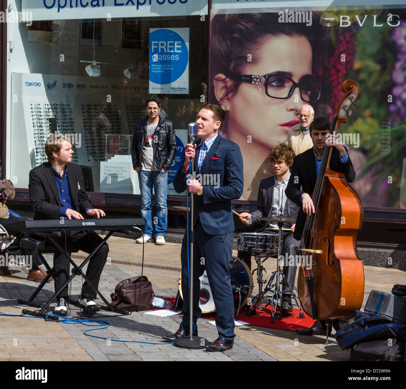 Live-Gruppe als Straßenmusikant Käufer an einem Samstagmorgen, Briggate, Leeds, West Yorkshire, Großbritannien Stockfoto