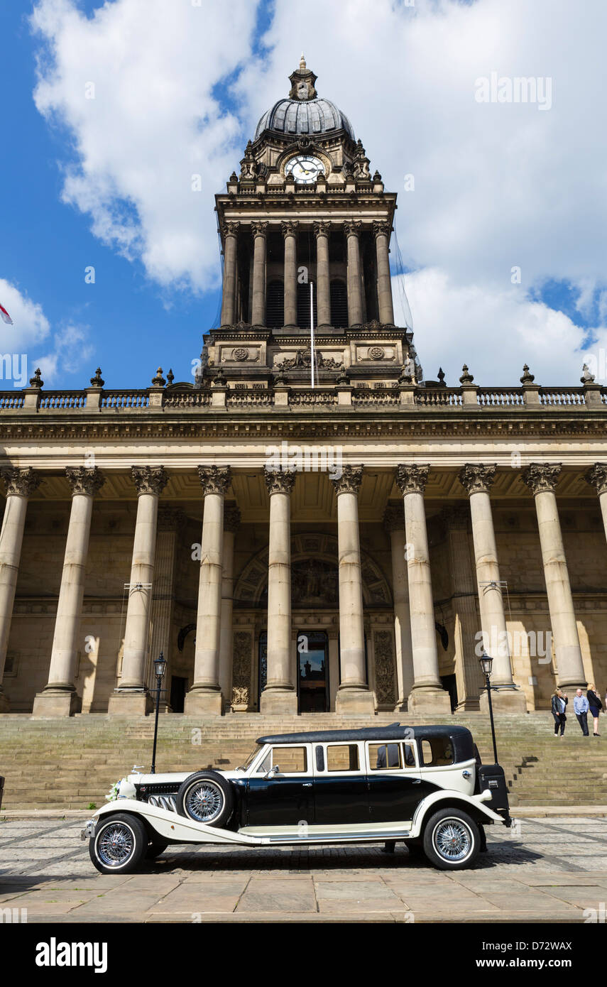 Oldtimer Hochzeitsauto vor das Rathaus, die Headrow, Leeds, West Yorkshire, Großbritannien Stockfoto