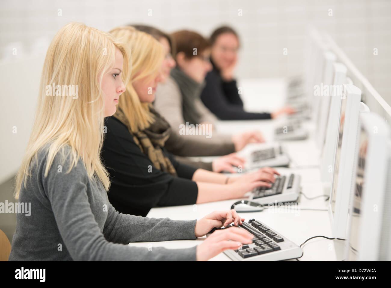 junge Frauen mit PCs im Büro oder in der Universität Stockfoto