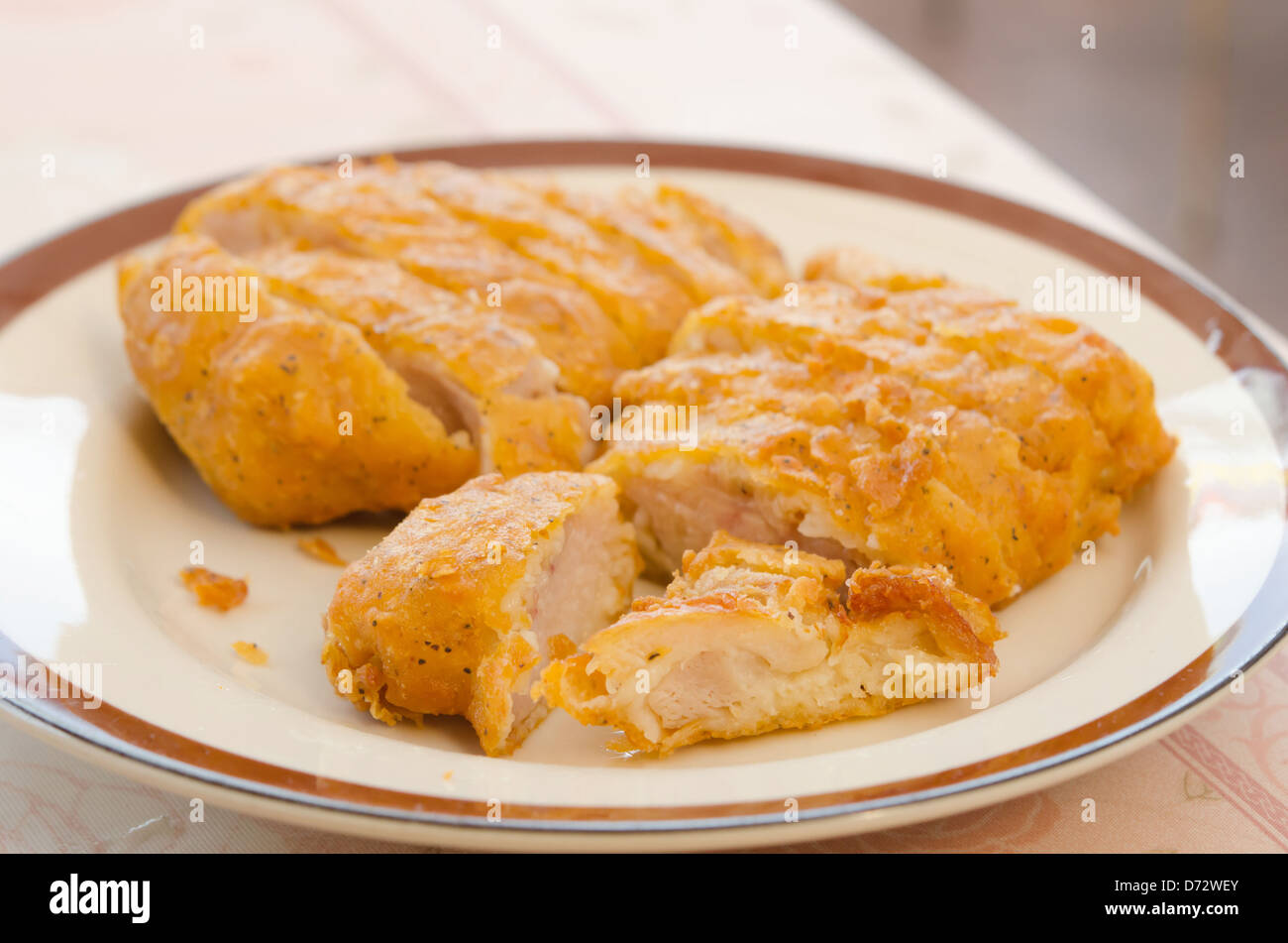 frisch gebraten Huhn essen auf einem braunen Teller. Stockfoto