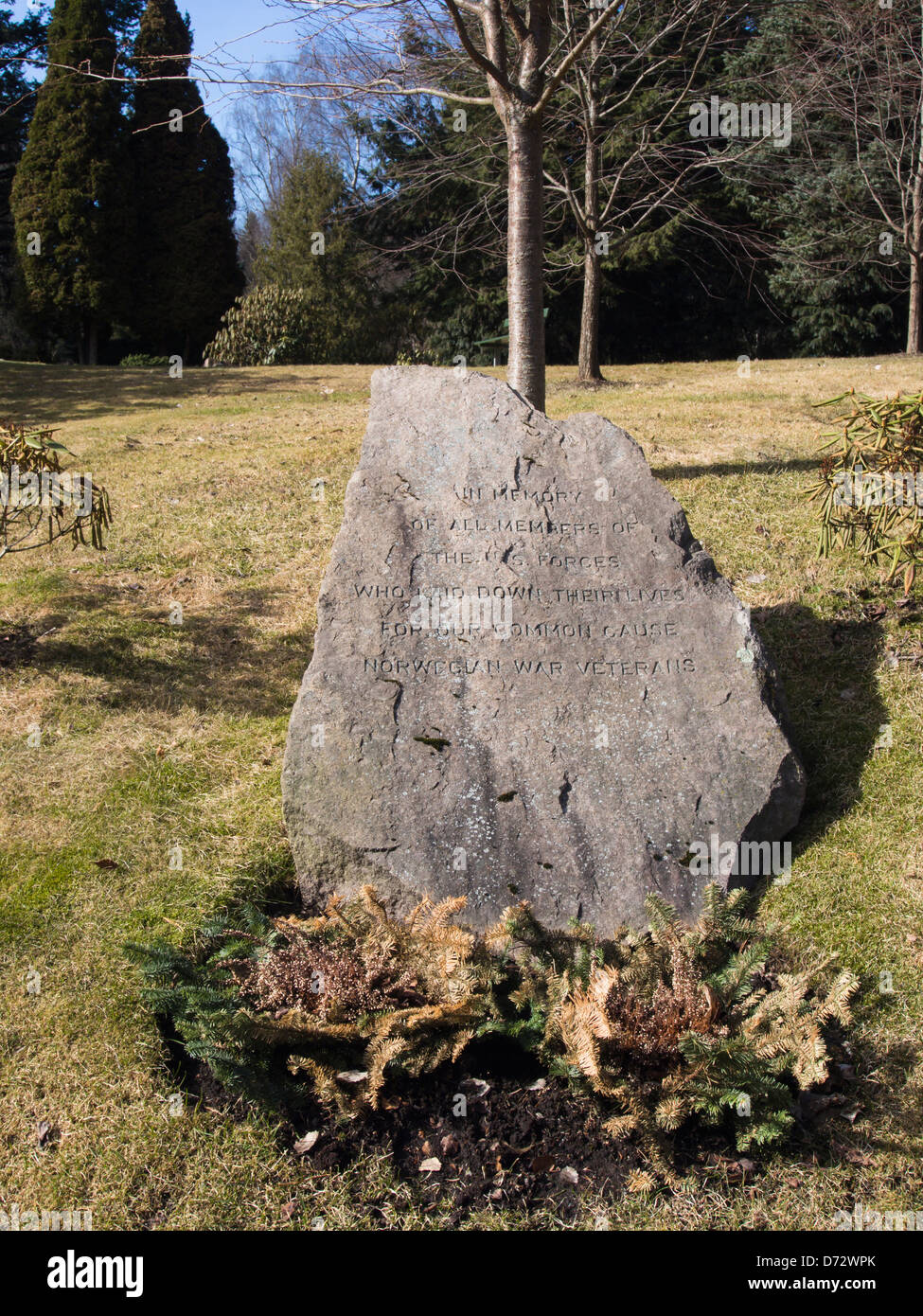 Denkmal zu ehren uns Soldaten helfen Norwegen im zweiten Weltkrieg auf dem Friedhof in Oslo Norwegen Aufmachungen von Norweger Veteranen Stockfoto