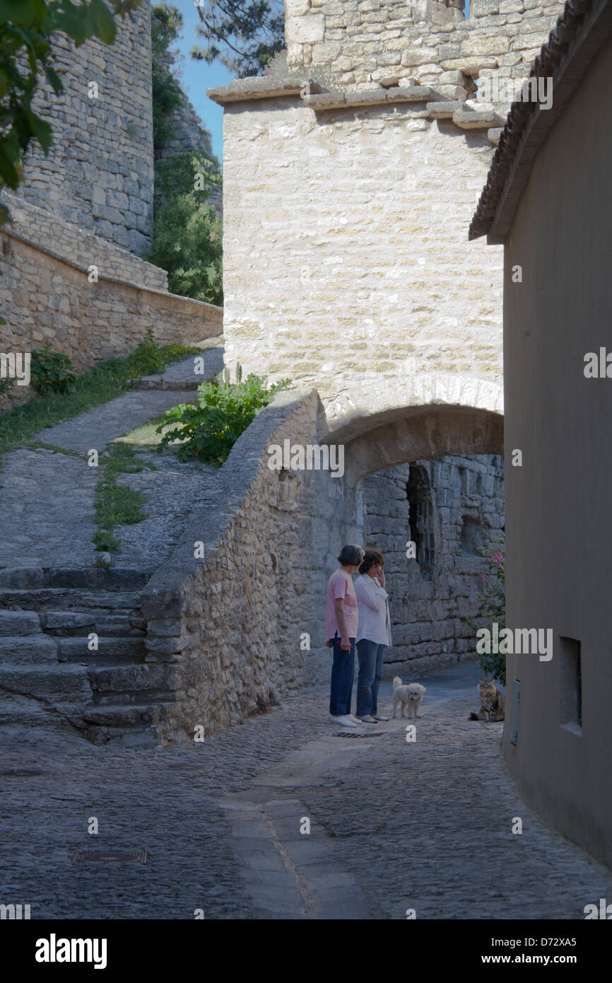 Bonnieux, Frankreich, zwei Bewohner in den Straßen der Altstadt Stockfoto
