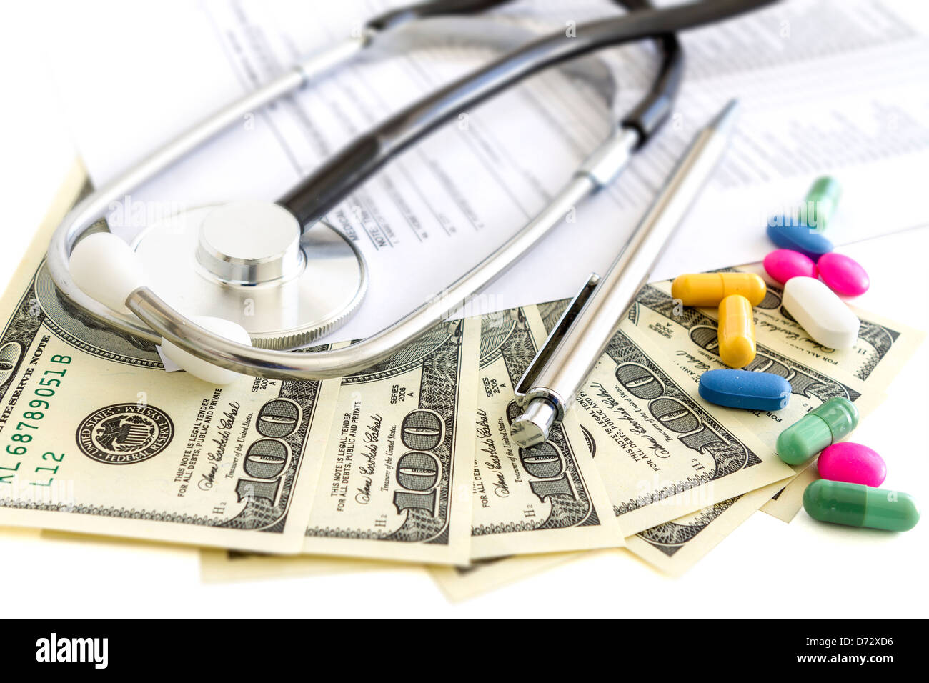 Dollar, Stethoskop, Pillen und medizinische Form. Kosten für die Krankenversicherung. Stockfoto