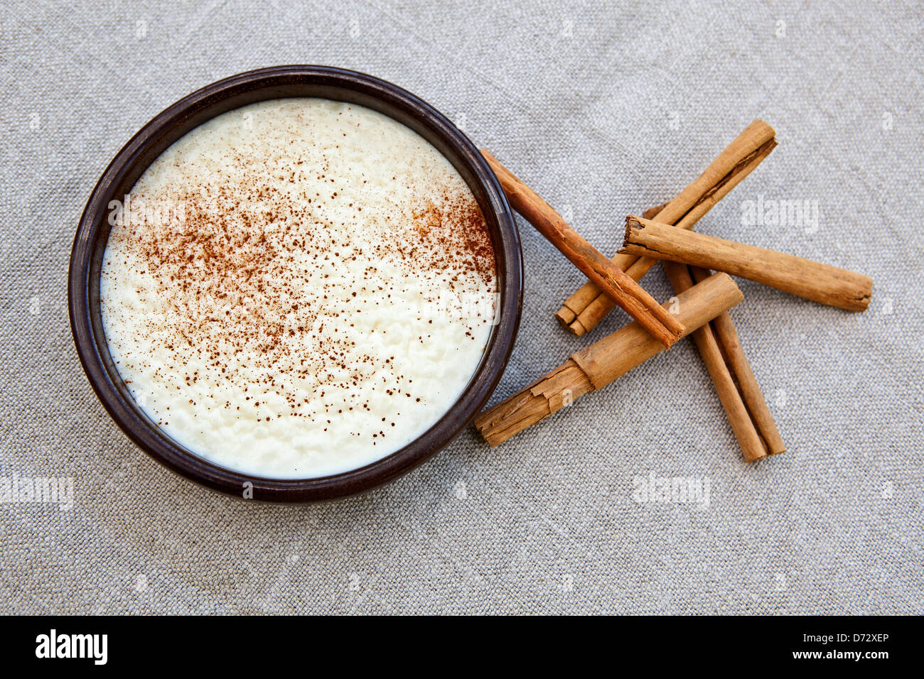 Nahaufnahme von einem Dessert Pudding Reis mit Zimt Stockfoto