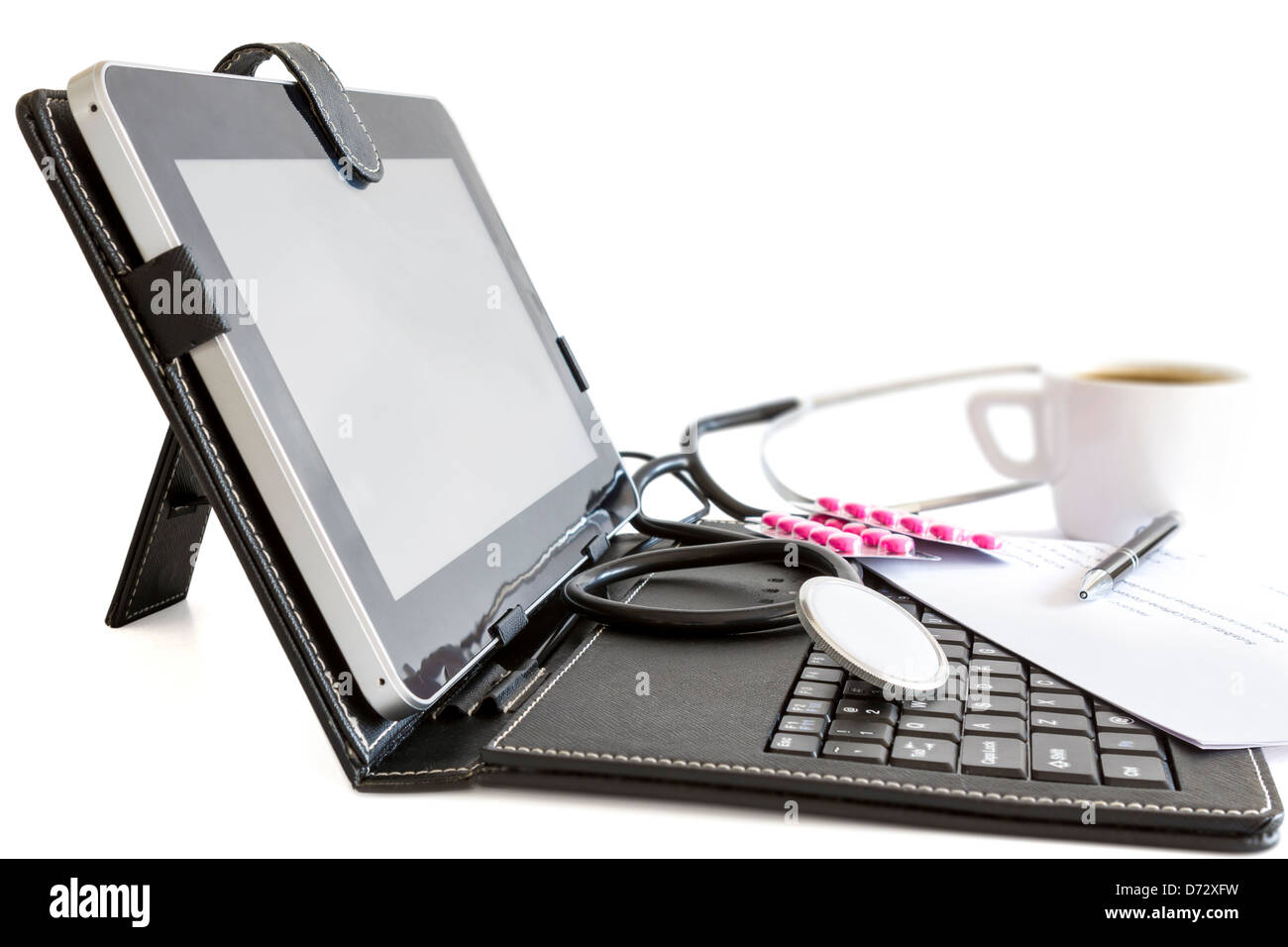 Digital-TabletPC, Pillen und Stethoskop, Gesundheitskonzept auf weißem Hintergrund Stockfoto