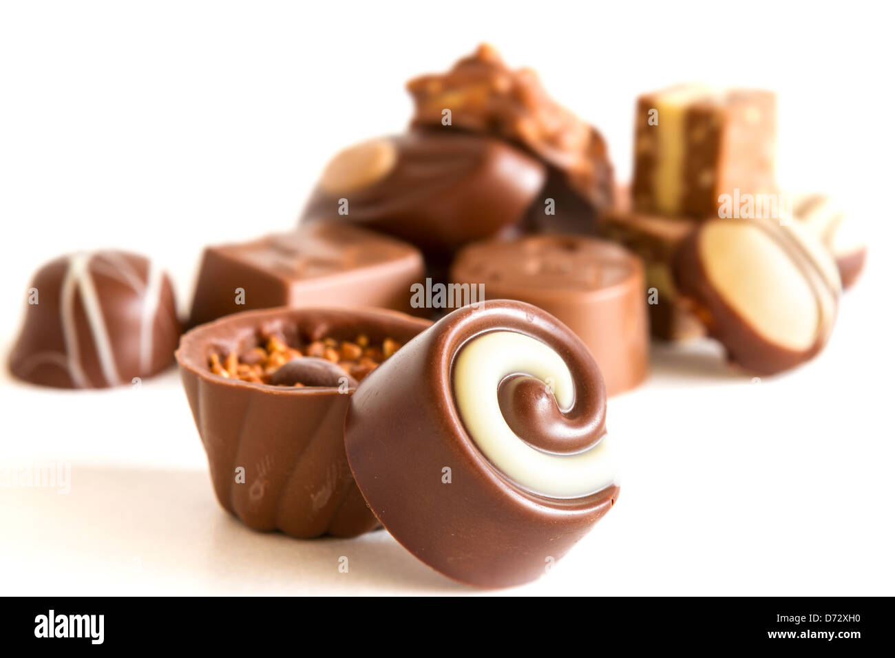 Schokolade Kandis und Trüffel auf weißem Hintergrund Stockfoto