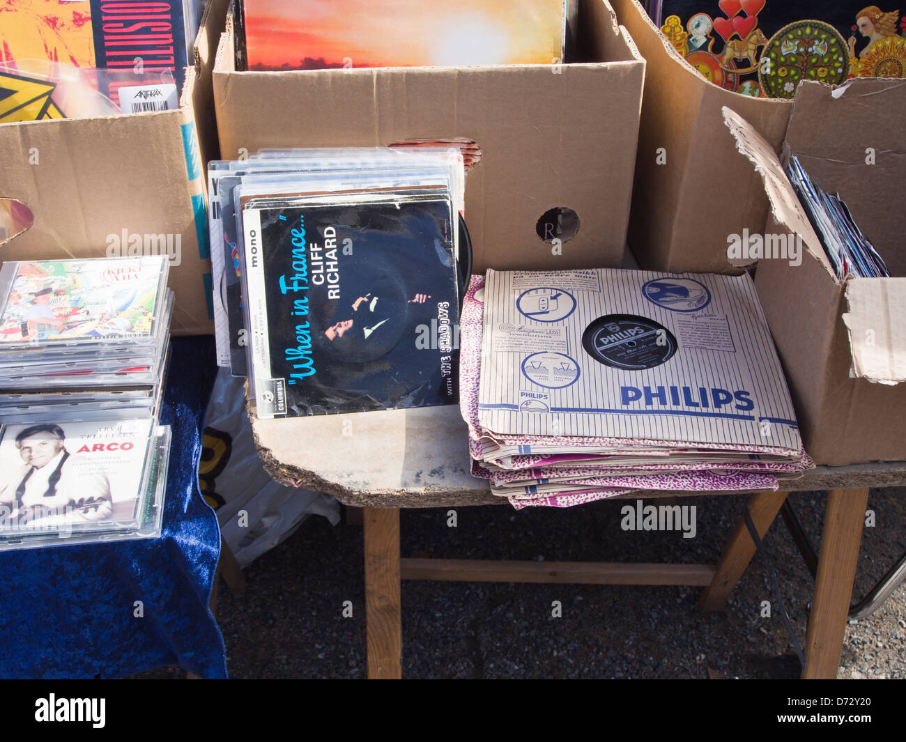 Vinyl und alten 78 Aufzeichnungen zum Verkauf auf einem Flohmarkt in Grunerlokka Oslo Norwegen Stockfoto