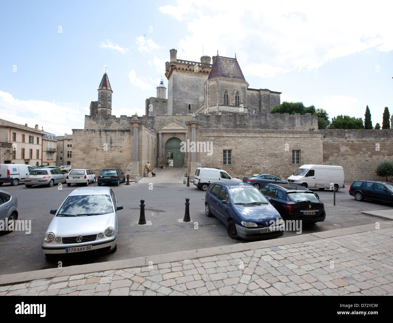 Uzès, Frankreich, Parkplatz mit dem Palast im Hintergrund der Duche Stockfoto