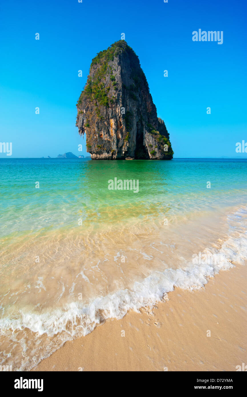 Tropischer Strand Landschaft mit Felseninsel Bildung und Ozean. Located Höhle Strand, Railay, Krabi, Thailand Stockfoto
