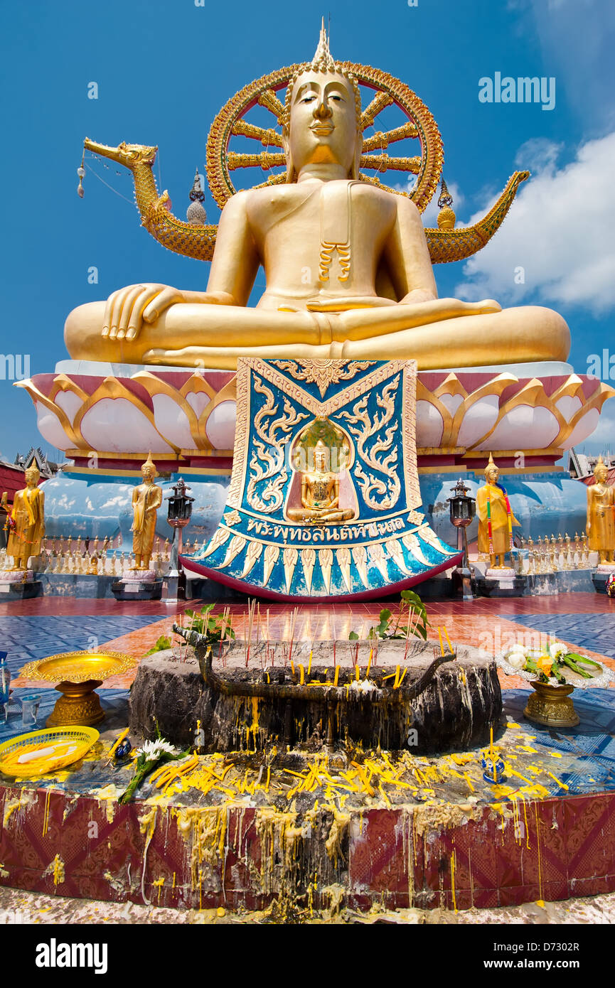 Große goldene Buddha-Statue im Tempel Wat Phra Yai. Die Insel Koh Samui, Thailand Stockfoto