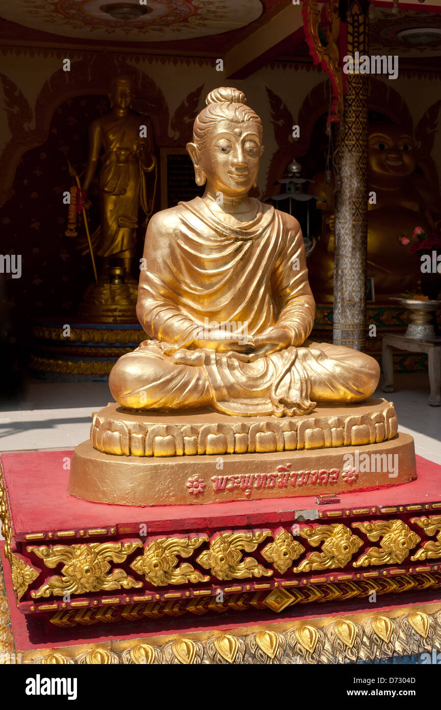 Goldene Statue des Buddha in Meditation (Donnerstag) im Tempel Wat Phra Yai. Die Insel Koh Samui, Thailand Stockfoto