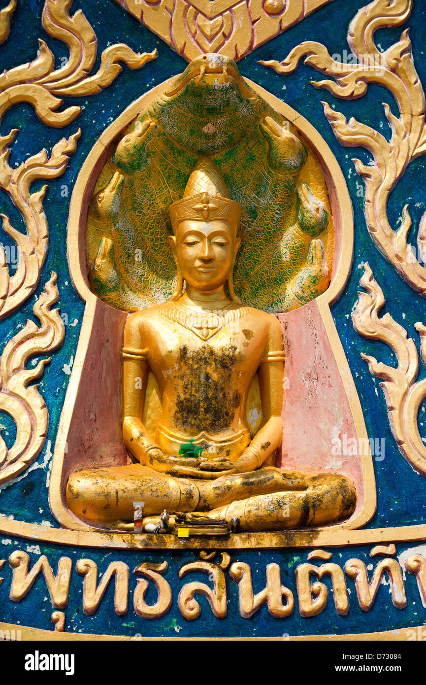 Goldene Statue des Buddha in Meditation (Donnerstag) mit angeboten im Tempel Wat Phra Yai. Die Insel Koh Samui, Thailand Stockfoto