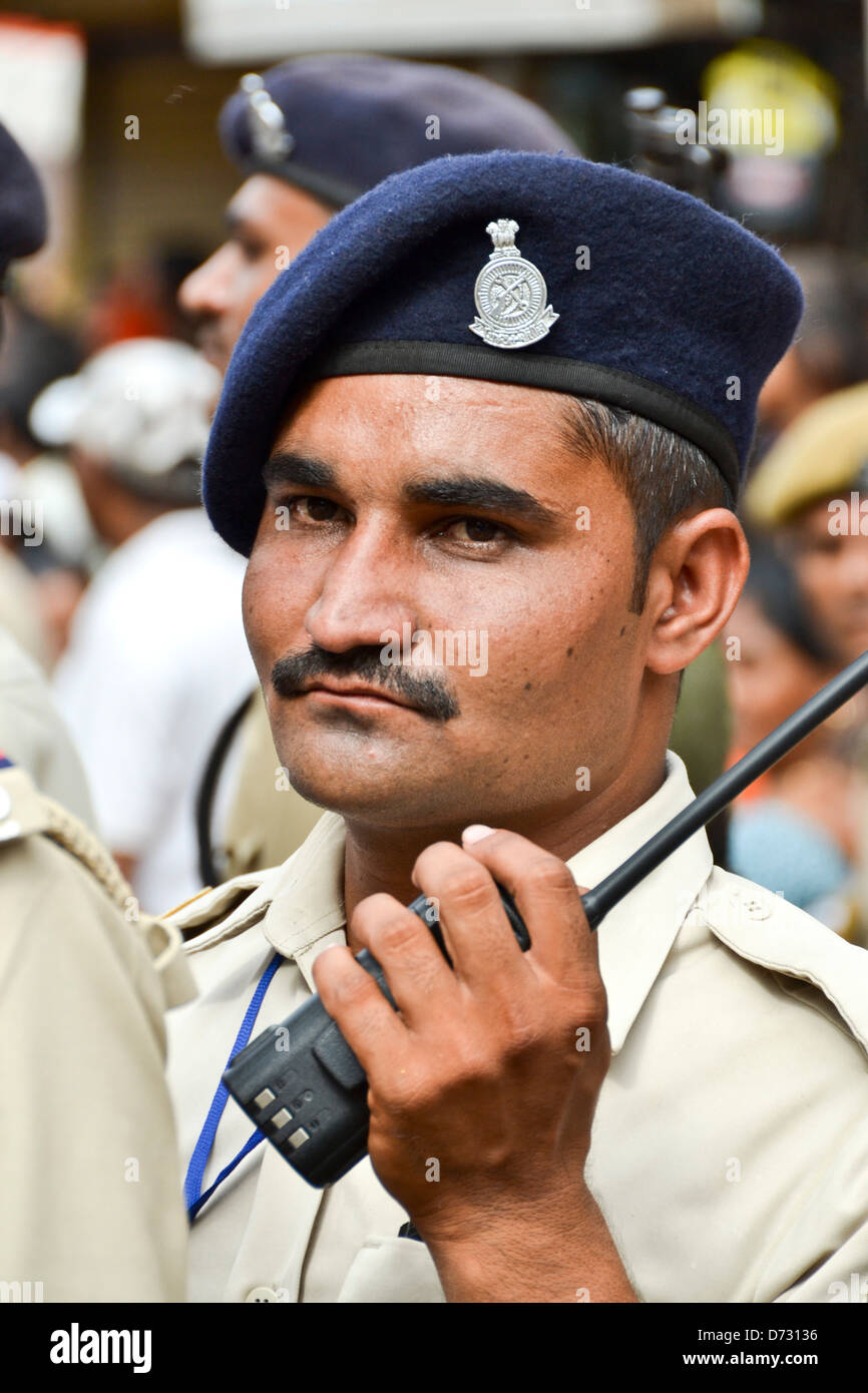 Indische Polizei arbeiten am Tag des Festivals Stockfoto