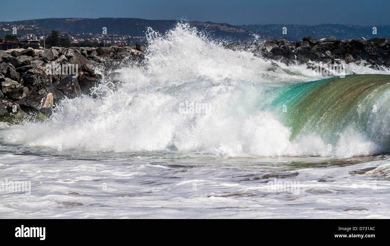 Große Welle rollt in Richtung Ufer, Balboa Peninsula, Newport Kalifornien Stockfoto