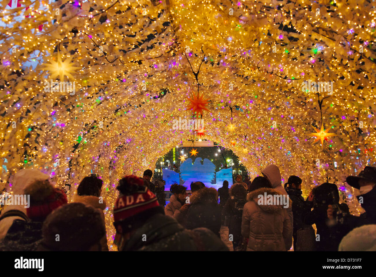 Nachtansicht des beleuchteten Torbogen, Sapporo Snow Festival Sapporo, Hokkaido, Japan Stockfoto
