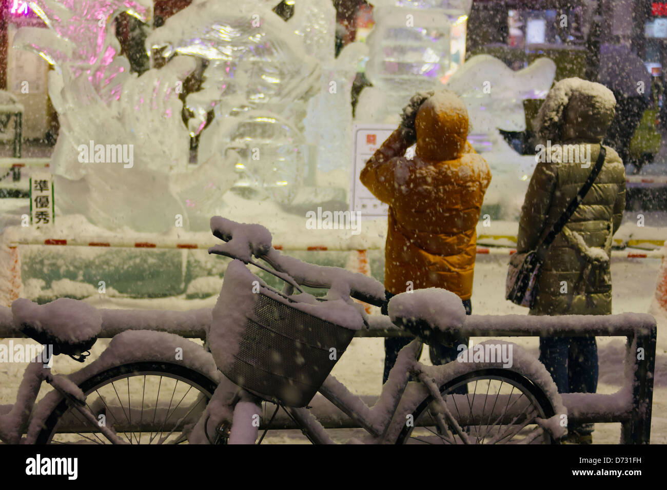 Touristen, die gerade Eisskulpturen entlang der Straße, Sapporo Snow Festival Sapporo, Hokkaido, Japan Stockfoto