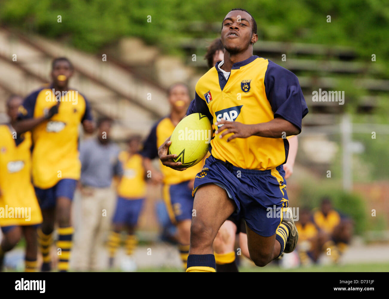 Ein Hyde School Spieler läuft mit dem Ball während einer High-School-Rugby-Spiel gegen John Carroll. Stockfoto