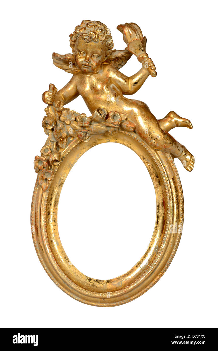 Ovale barocker Goldrahmen mit Amor isoliert auf weiss mit Beschneidungspfad. Stockfoto