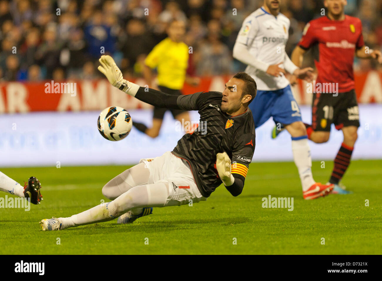 27.04.2013 Zaragoza, Spanien. Real Saragossa - RCD Mallorca. Roberto (Real Saragossa Torwart) in Aktion während der spanischen La Liga-Spiel zwischen Real Saragossa und RCD Mallorca aus dem Estadio De La Romareda. Stockfoto