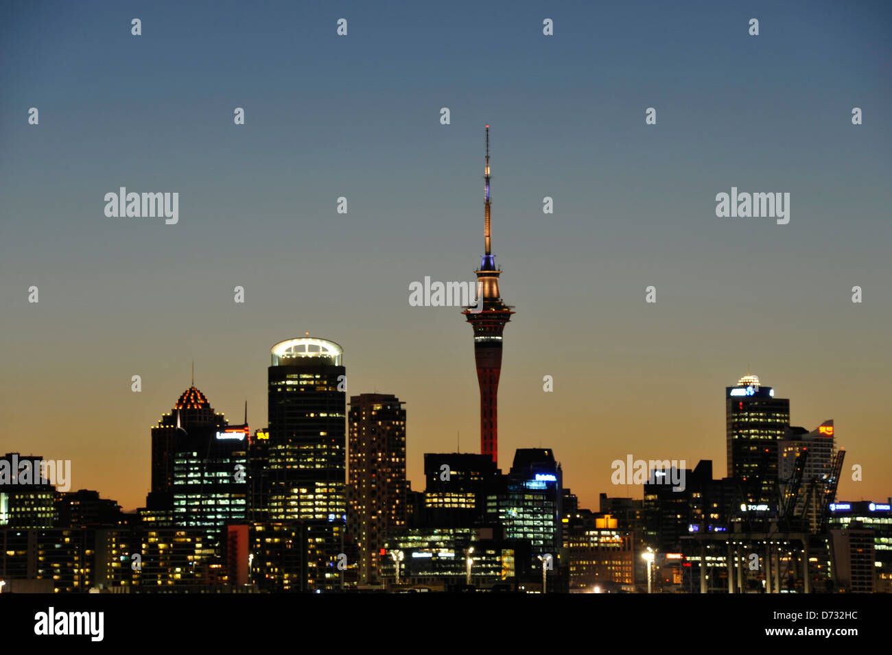 Auckland City in der Abenddämmerung Stockfoto