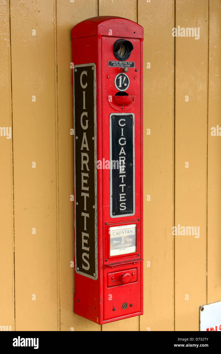 Ein Vintage Zigarettenautomat am restaurierten Edwardian Bahnhof Horsted Keynes, Bluebell Linie, West Sussex, UK Stockfoto