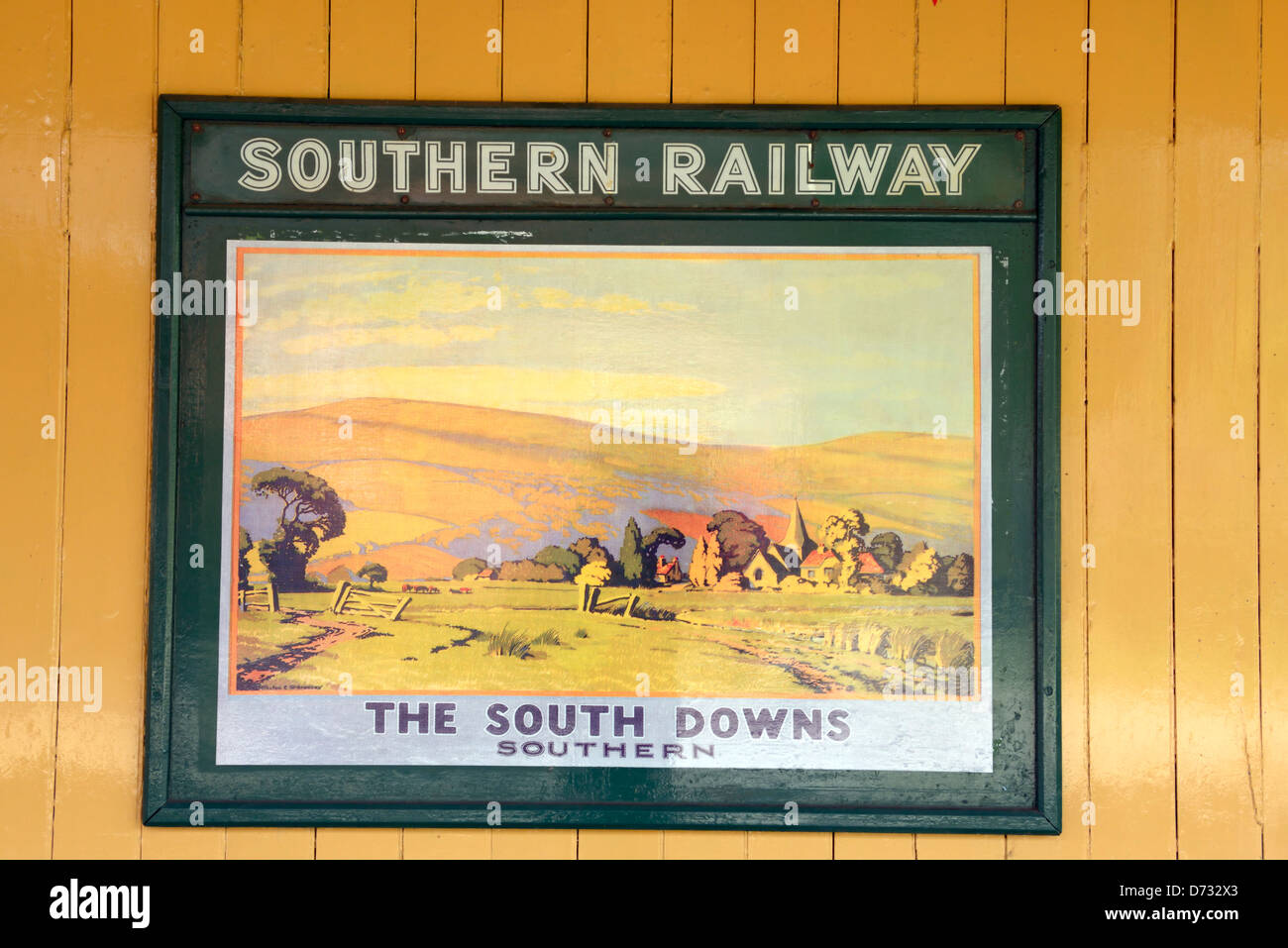 Ein Vintage Südbahn-Werbeplakat am restaurierten Edwardian Bahnhof Horsted Keynes auf der Bluebell-Linie Stockfoto
