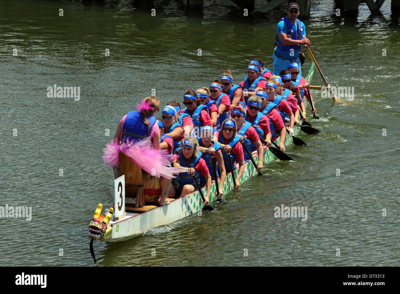 Mannschaften-Rennen am Ground Zero Drachenbootrennen in Myrtle Beach, SC USA am Samstag, 27. April 2013. Stockfoto