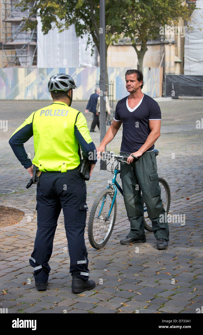 Münster, kontrolliert ein Polizist auf einem Fahrrad-Fahrer Radstreife Stockfoto
