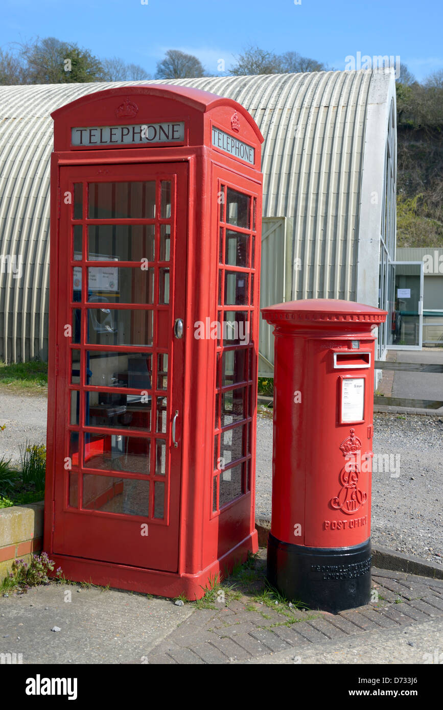 Traditionelle rote K6 Telefonzelle und Briefkasten an Amberley arbeitendes Museum, Amberley, West Sussex, UK Stockfoto