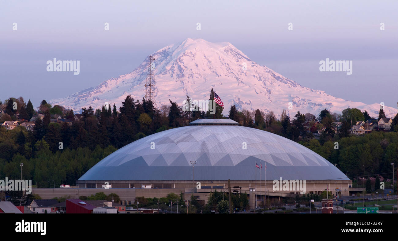 Blick vom Hügel über auf die Tacoma Dome und Mount Rainier Nationalpark Stockfoto