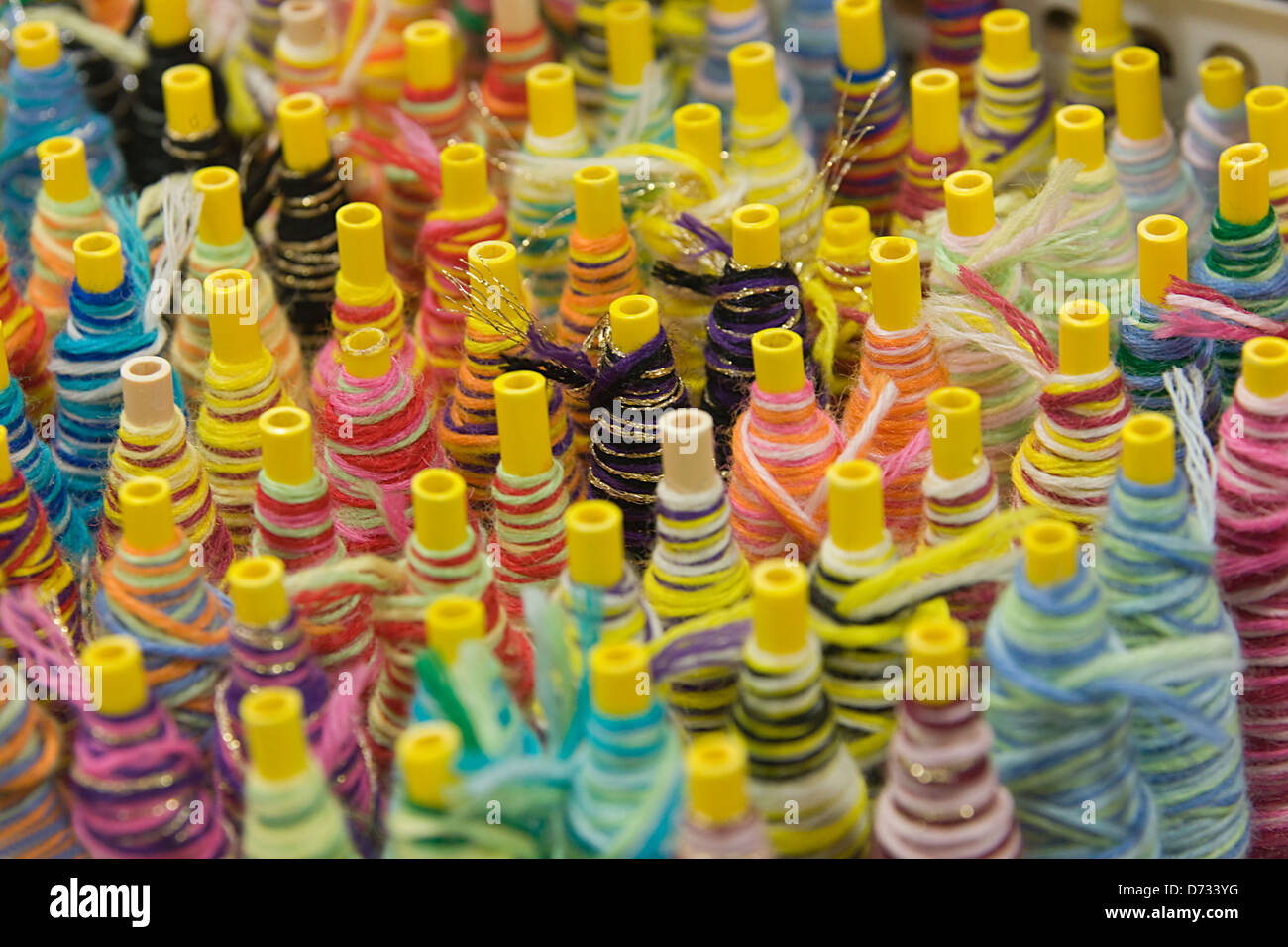 Bunte Spulen von Threads, Kyoto, Japan Stockfoto