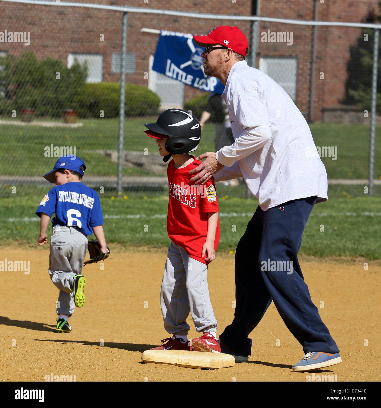 Ein Trainer-Manager einen Baseball-Spieler am zweiten Base anweisen. T-Stück T-Ball ball kleine Liga. Stockfoto