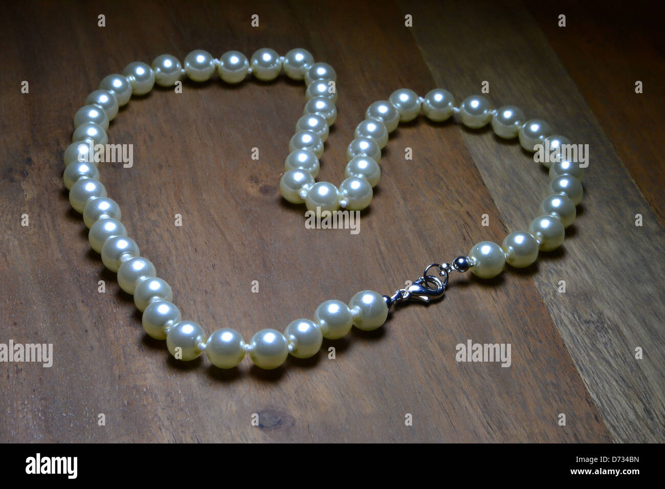 eine Perlenkette auf einem Tisch Stockfoto