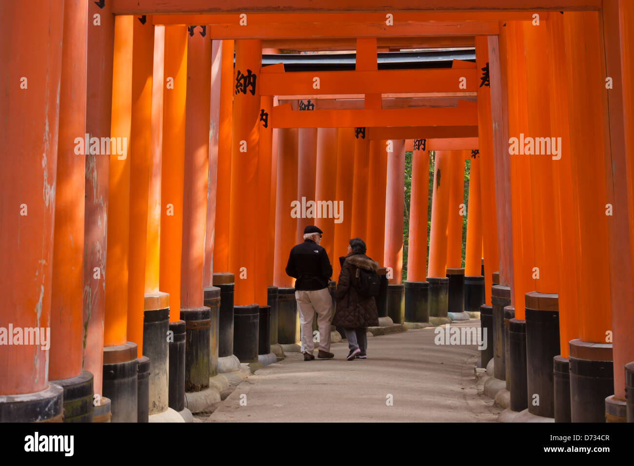 Touristen, die zu Fuß durch die Säulenhalle Treppe, Fushimi Inari Schrein, Kyoto, Japan Stockfoto